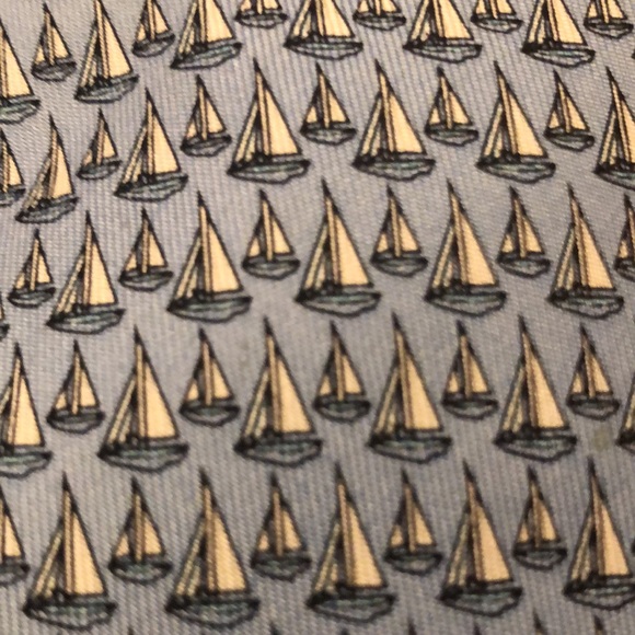 Vineyard vines blue sailboat tie.  Great condition 100% silk made in the USA - Picture 6 of 6